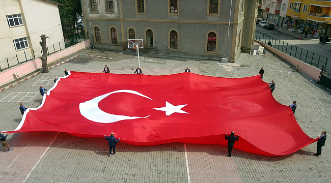 24 Nisan yürüşü için dev bayrak hazırlandı
